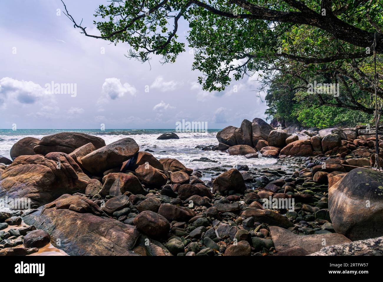 Plage mer coucher de soleil ou lever du soleil avec des couleurs de ciel et de nuage avec la lumière du soleil en sinshine Banque D'Images