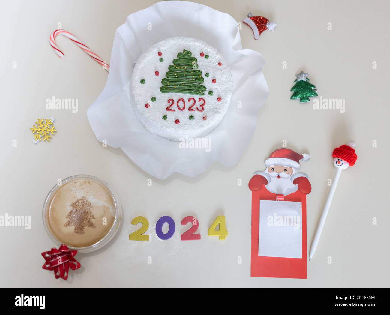 Photo conceptuelle de la page de calendrier de décembre pour le nouvel