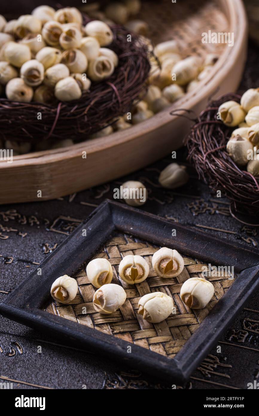 Graines de Lotus sèches ou noix de lotus (lat.Nelumbo nucifera). Utilisé dans la cuisine asiatique et la médecine traditionnelle. Banque D'Images