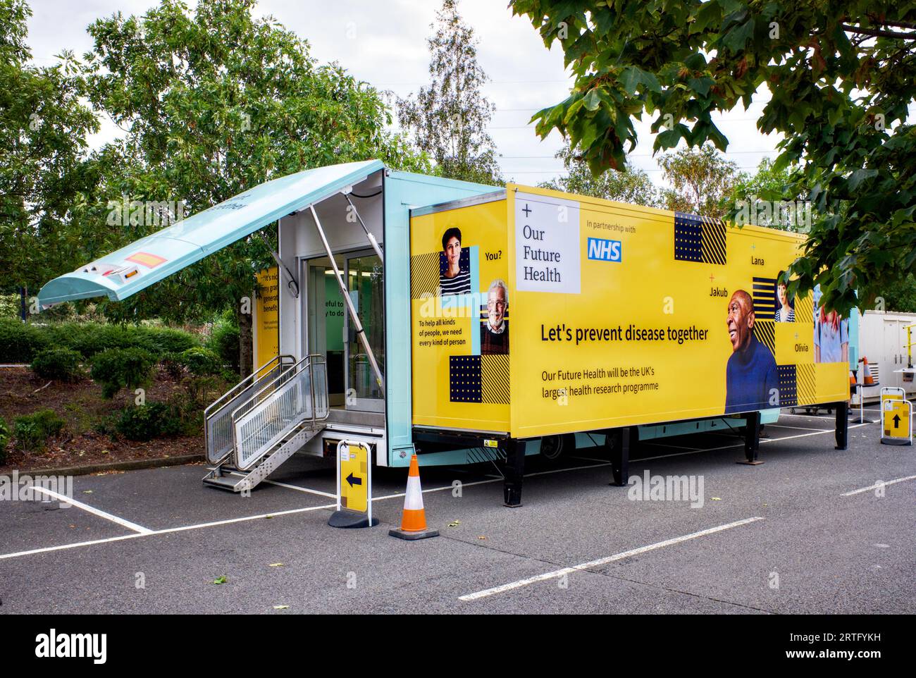 Notre clinique mobile future Health, parking Tesco, Lower High Street, Watford, Hertfordshire, Angleterre, Royaume-Uni Banque D'Images