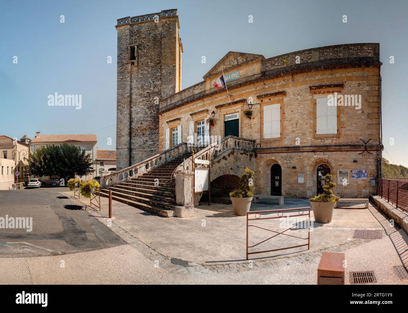 Marie et tour romane, place de la Truffière, Puy-l'Évêque, département du Lot, France Banque D'Images