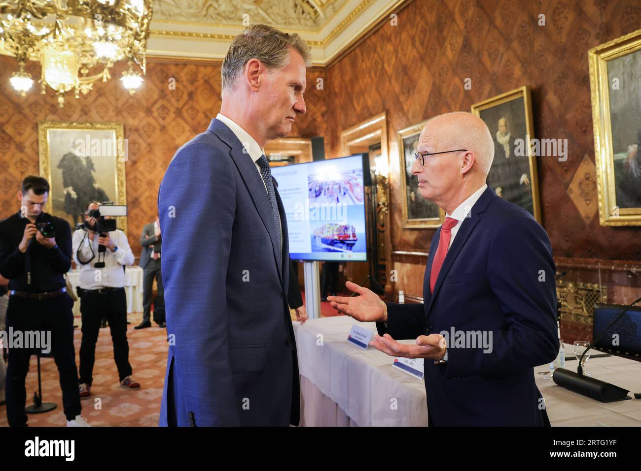 Hambourg, Allemagne. 13 septembre 2023. Peter Tschentscher (SPD, r), premier maire de Hambourg et président du Sénat de la ville libre et hanséatique de Hambourg, et Soren Toft, PDG de MSC Mediterreanean Shipping Company, parlent après une conférence de presse dans le Kaisersaal à la mairie. La compagnie maritime de conteneurs MSC veut acquérir une participation dans la compagnie logistique portuaire de Hambourg HHLA. Crédit : Christian Charisius/dpa/Alamy Live News Banque D'Images