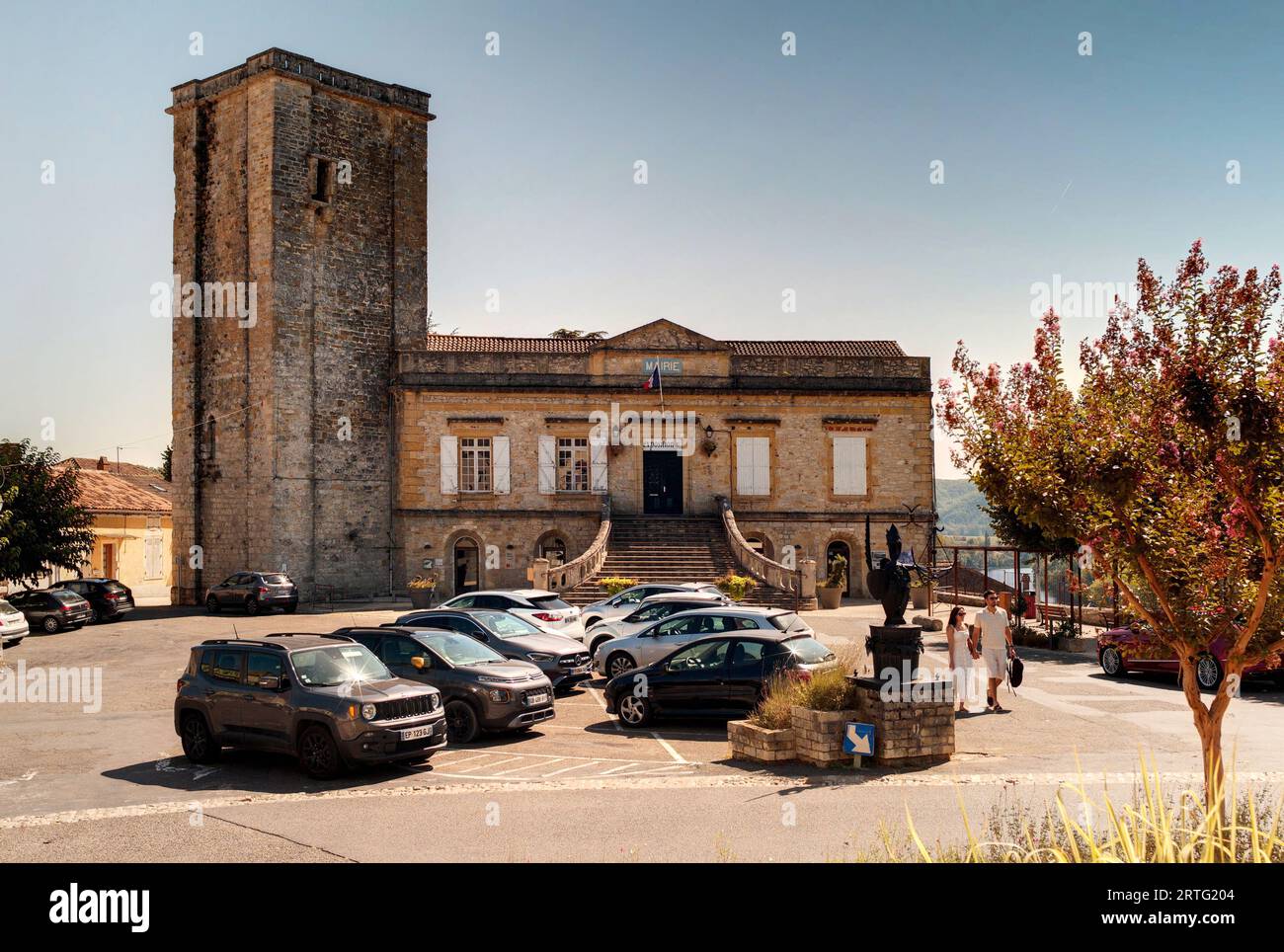 Marie et tour romane, place de la Truffière, Puy-l'Évêque, département du Lot, France Banque D'Images