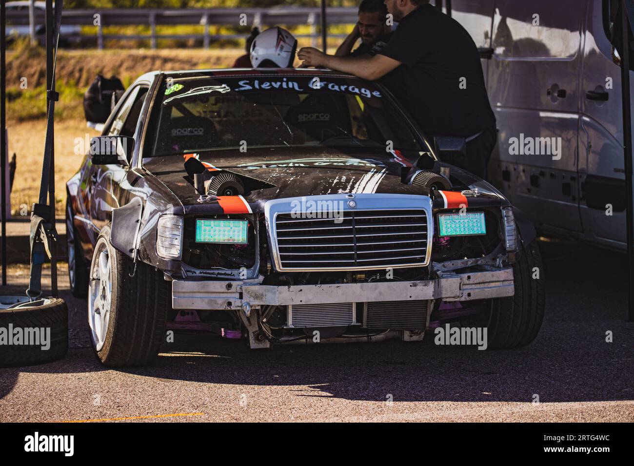 Villamarzana, 10 septembre 2023 : une voiture de dérive élégante préparée et positionnée pour une course chargée d'adrénaline sur la piste. Banque D'Images