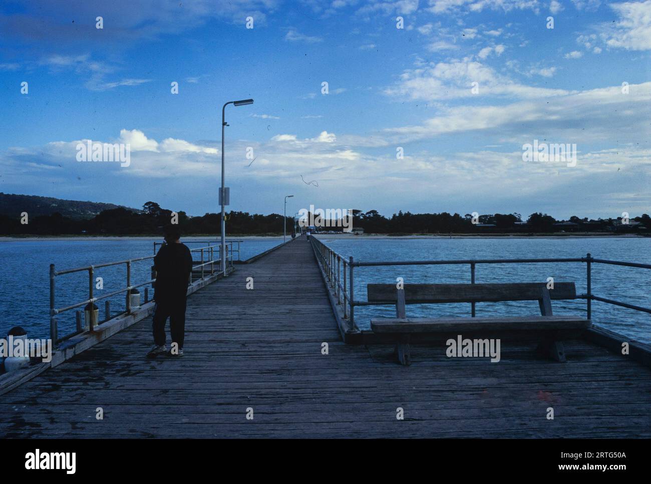 Melbourne, Australie décembre 1999 : un aperçu nostalgique de la jetée et du littoral de Melbourne dans les années 1990, incarnant le charme maritime de la ville. Banque D'Images