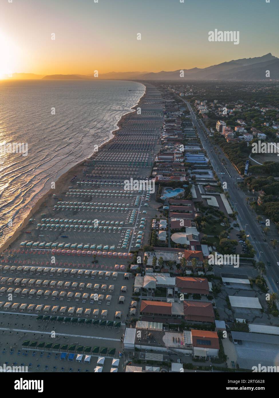 Photo aérienne d'un coucher de soleil sur la plage prise avec le drone à Marina di Massa, Toscane, Italie Banque D'Images