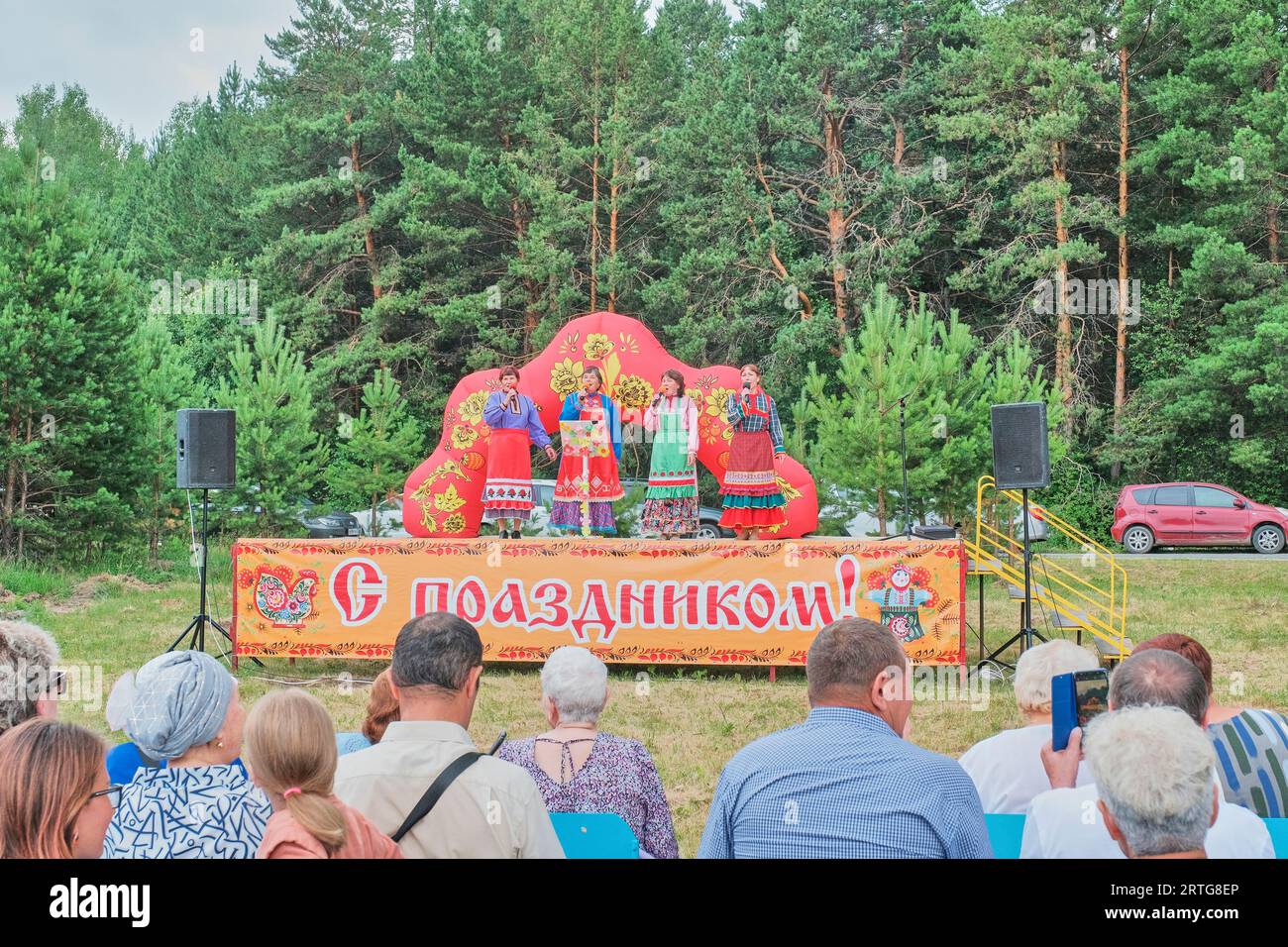 Aromashevo, Russie - 15 juin 2023 : quatre femmes matures en vêtements folkloriques traditionnels ethniques tchouvash se produisant sur scène. Fête du village a lieu, Da Banque D'Images