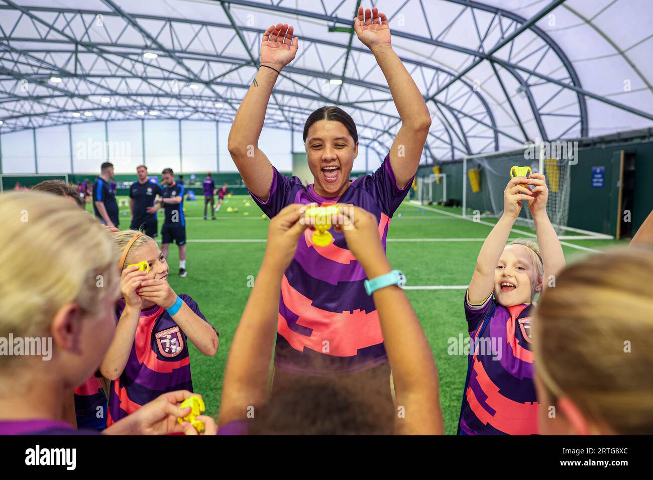 USAGE ÉDITORIAL SEUL Sam Kerr assiste à un atelier de jeu au Chelsea FC Women, organisé par le groupe LEGO dans le cadre de leur programme « Unstoppable FC », conçu pour responsabiliser les filles âgées de 8-11 à 24 ans et leur enseigner la « Buildbackability », l'art de rebondir après des revers. Date de publication : mercredi 13 septembre 2023. Banque D'Images