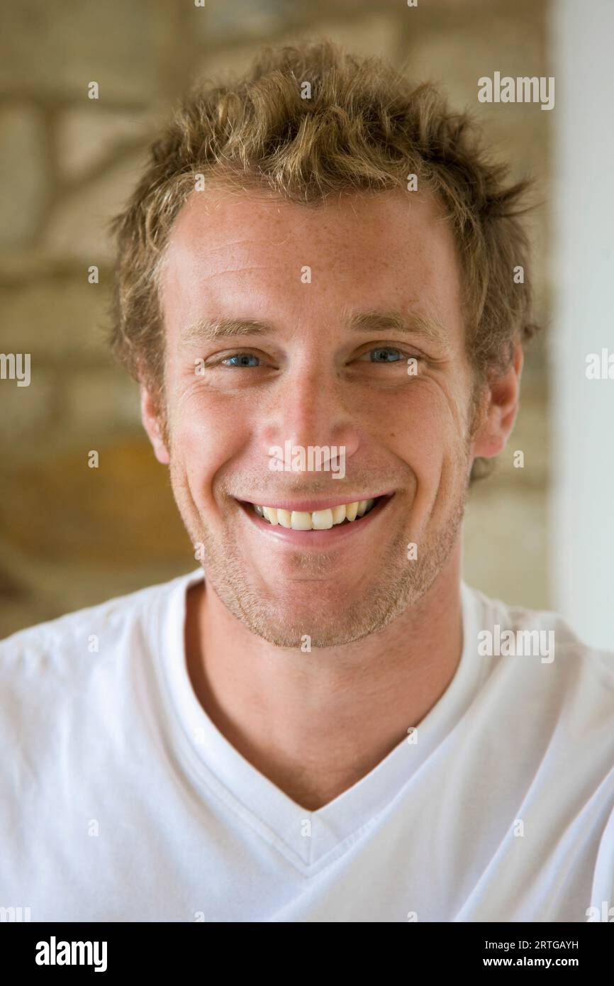Close up of a young man smiling Banque D'Images