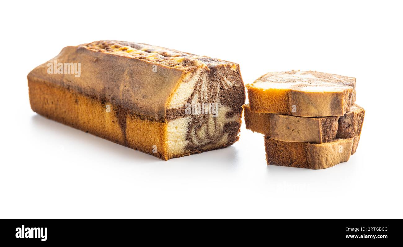 Gâteau éponge de marbre. Gâteau au goût de cacao et de vanille isolé sur le fond blanc. Banque D'Images