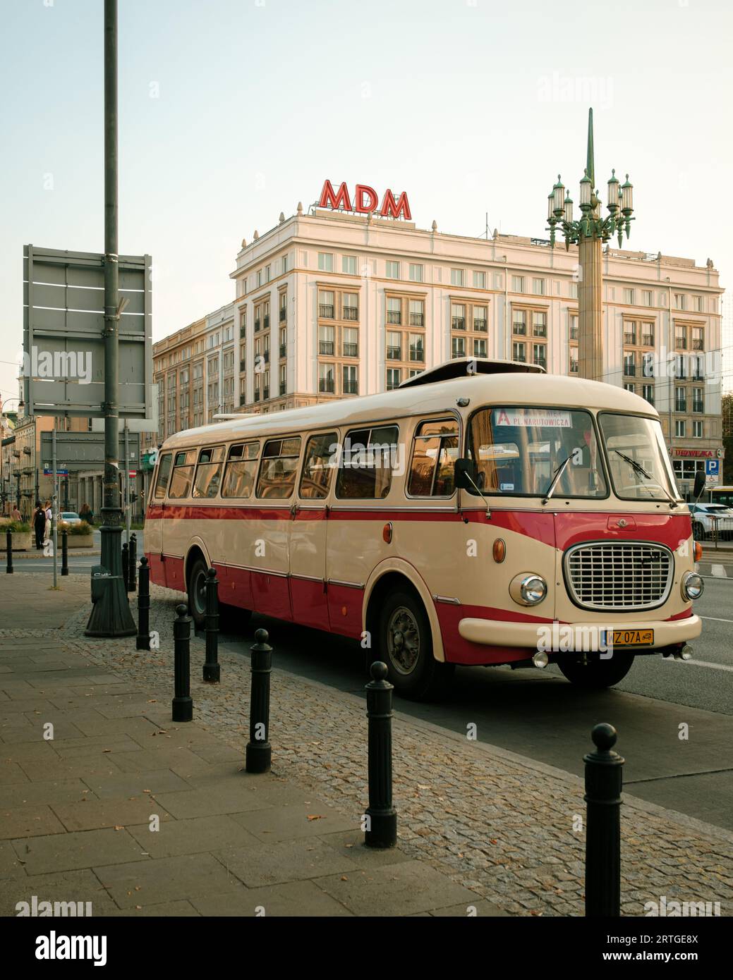 Bus vintage stationné à la place de la Constitution, à Varsovie, Pologne Banque D'Images