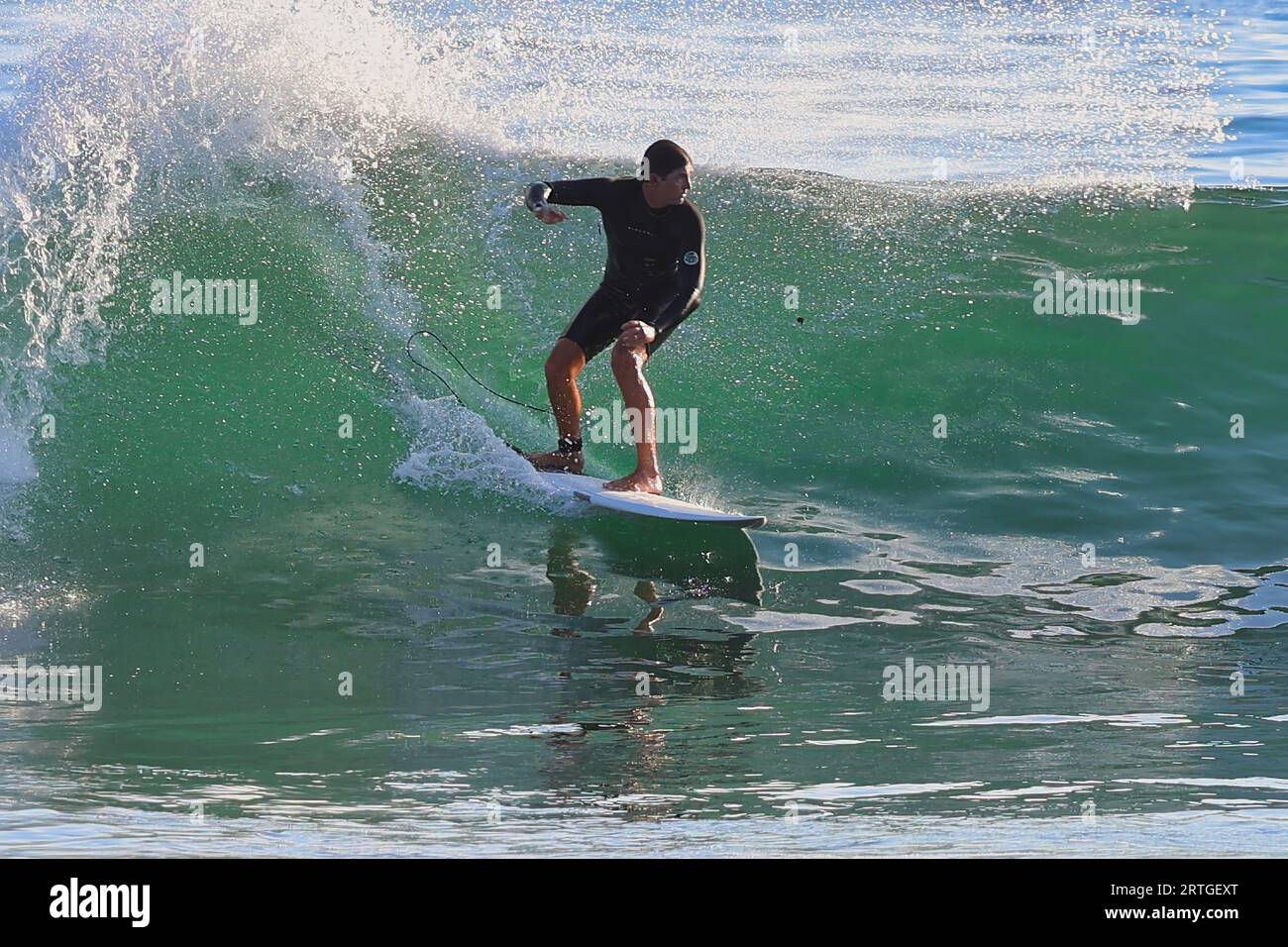 Surf Rincon point en Californie pendant une houle estivale Banque D'Images