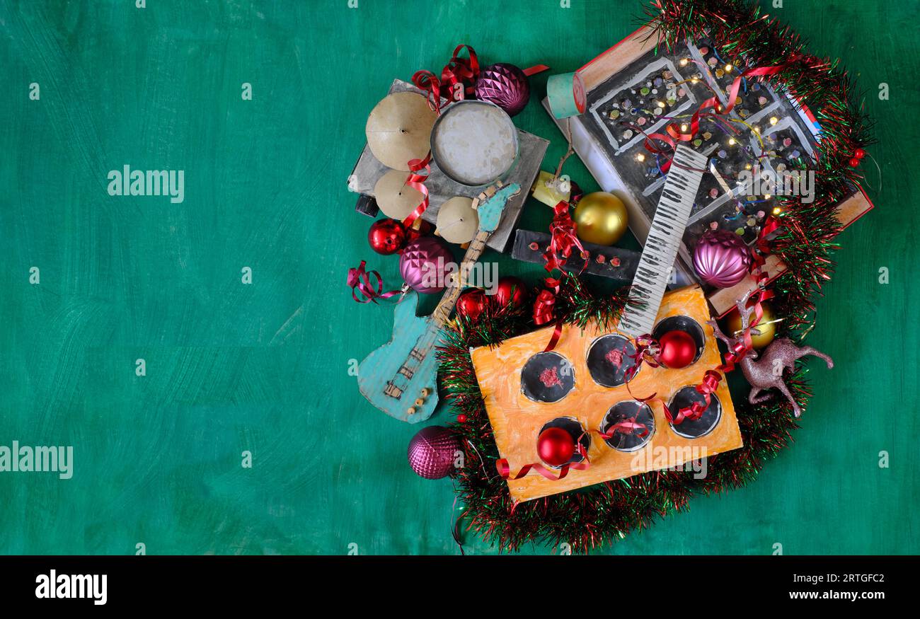 Instruments de musique pour noël avec des modèles grungy en carton d'instruments de musique, synthétiseur, kit de batterie, guitare, amplificateur, décoration de noël, fre Banque D'Images