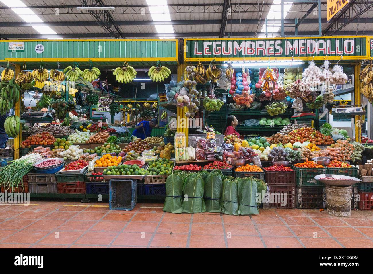 Fruits et légumes en vente au marché Plaza Minorista à Medellin, Antioquia, Colombie Banque D'Images