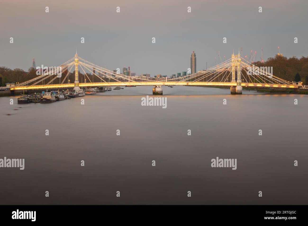 Longue exposition, pont Albert illuminé au-dessus de la Tamise à Londres Banque D'Images