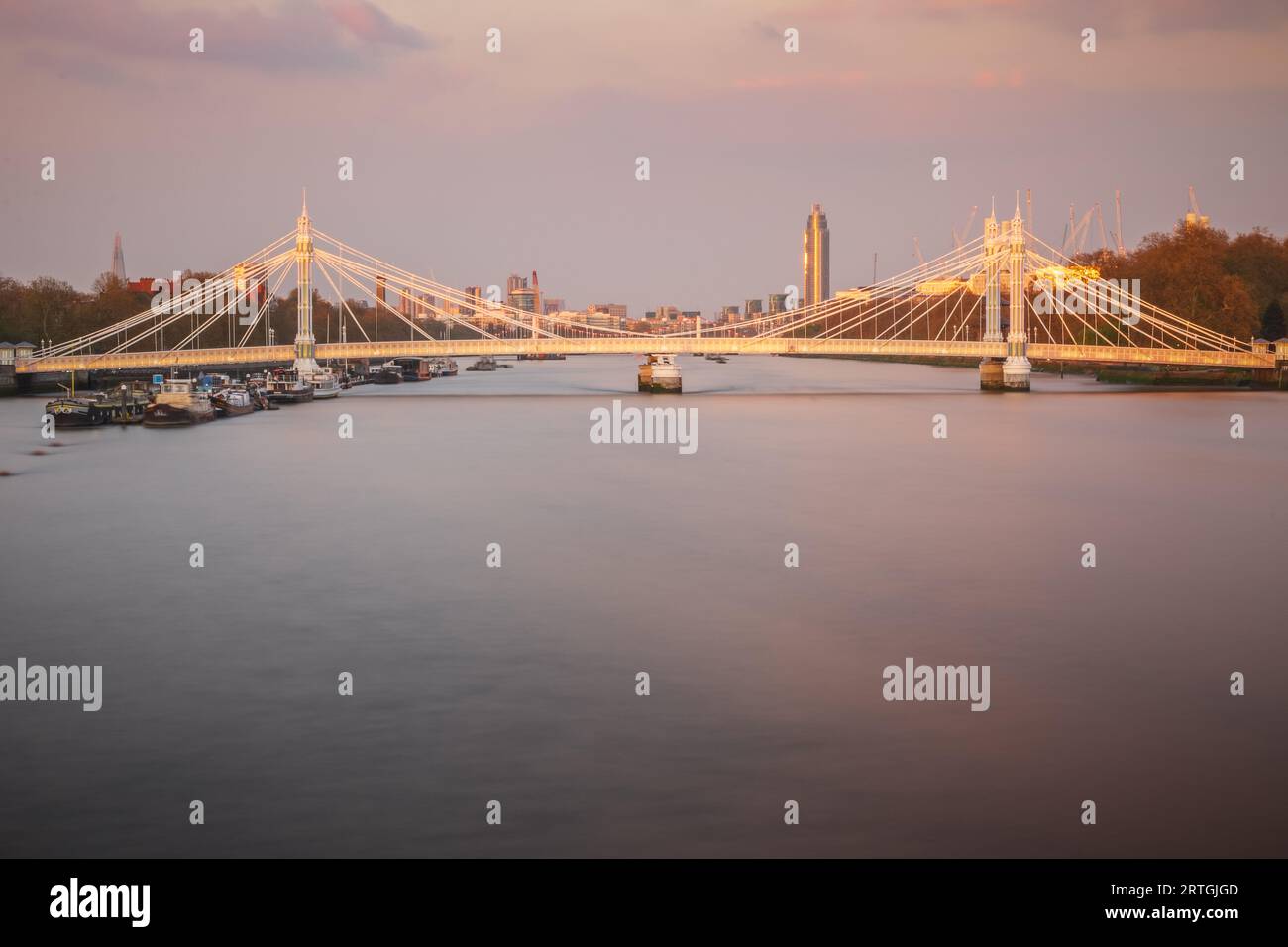 Longue exposition, pont Albert illuminé au-dessus de la Tamise à Londres Banque D'Images