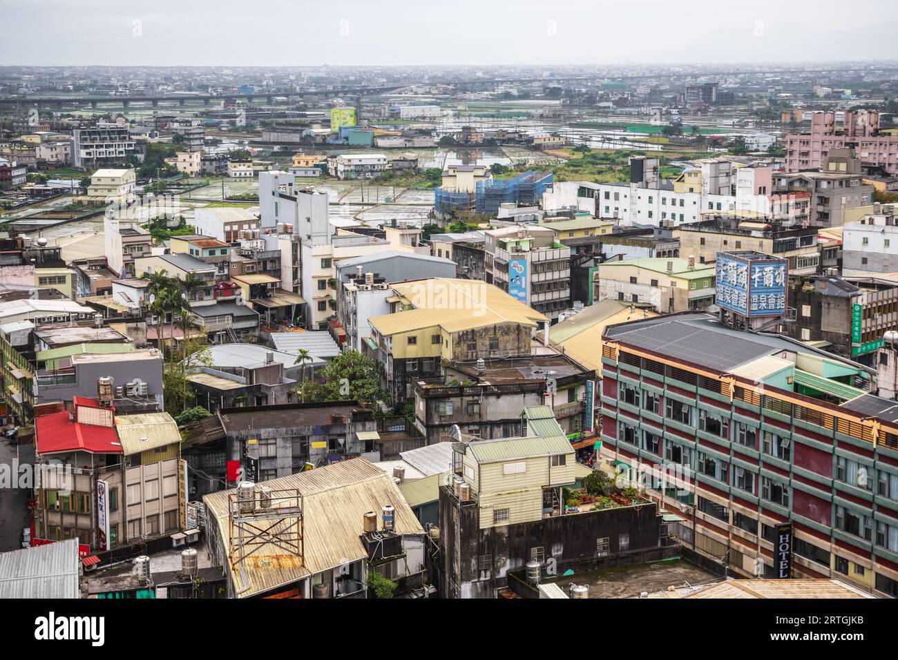 Yilan, Taïwan - 24 février 2023 - mélange d'anciens logements et de nouveaux développements dans le township de Jiaoxi Banque D'Images