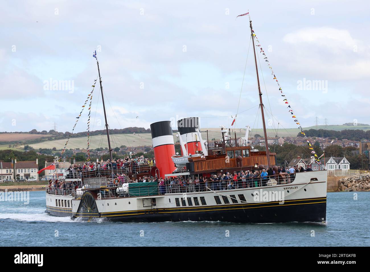 Shoreham, Royaume-Uni 13 septembre 2022 : PS Waverley le dernier bateau à aubes transportant des passagers de mer dans le monde navigue du port de Shoreham près de Brighton transportant des passagers sur une excursion le long de la côte sud à Portsmouth via l'île de Wight. Crédit : James Boardman/Alamy Live News Banque D'Images