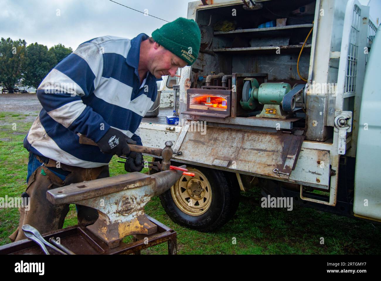 Porteur de chevaux, Craig Robotown utilisant une enclume portable et un four à gaz monté sur camion mobile pour secouer les fers à cheval tout en travaillant dans une école d'équitation près de Sorell, Tasmanie Banque D'Images