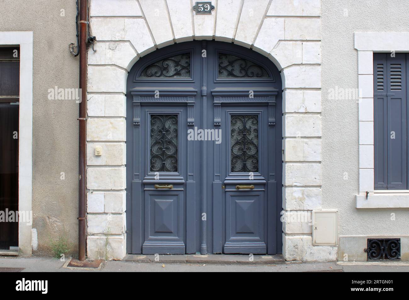 Vue d'une porte française plutôt grandiose mais traditionnelle et entrée ici situé dans la ville de Châteauroux dans le centre rural de la France. Banque D'Images