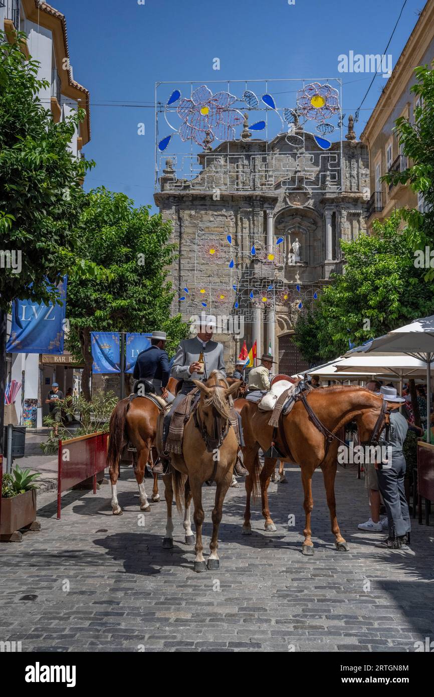 Les gens apprécient la fiesta à Tarifa en Andalousie Espagne. Banque D'Images