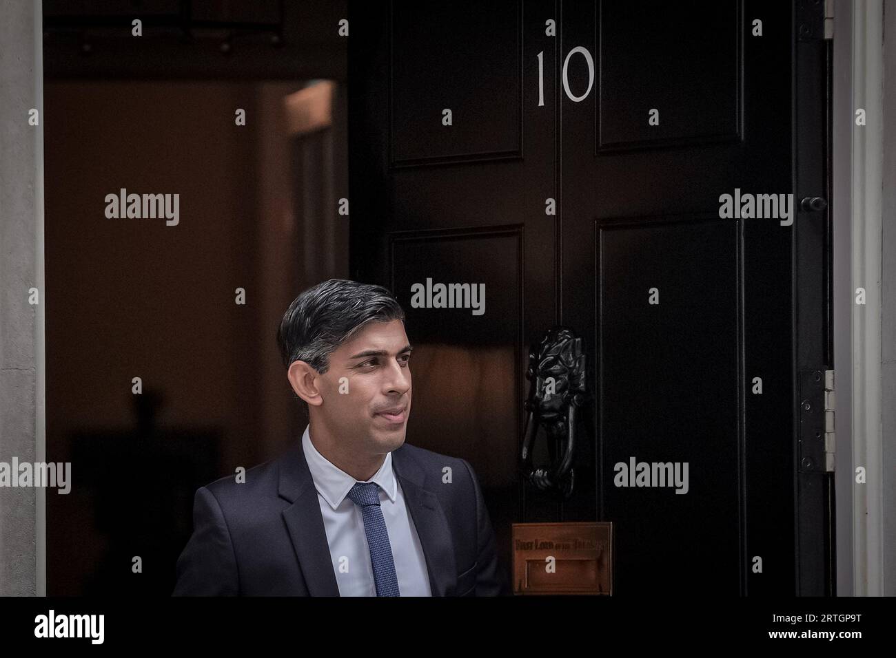 Londres, Royaume-Uni. 13 septembre 2023. Le Premier ministre Rishi Sunak quitte le n°10 Downing Street pour des questions hebdomadaires au Parlement afin de soulever une motion visant à inclure le groupe paramilitaire russe Wagner sur la liste des organisations terroristes du Royaume-Uni. Crédit : Guy Corbishley/Alamy Live News Banque D'Images