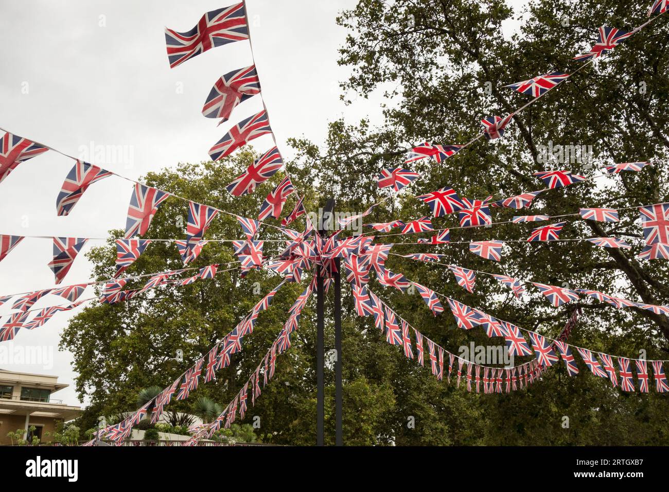 Gros plan de Union Jack Bunting sur Duke of York Square, King's Road, Chelsea, Londres, SW3, ROYAUME-UNI Banque D'Images