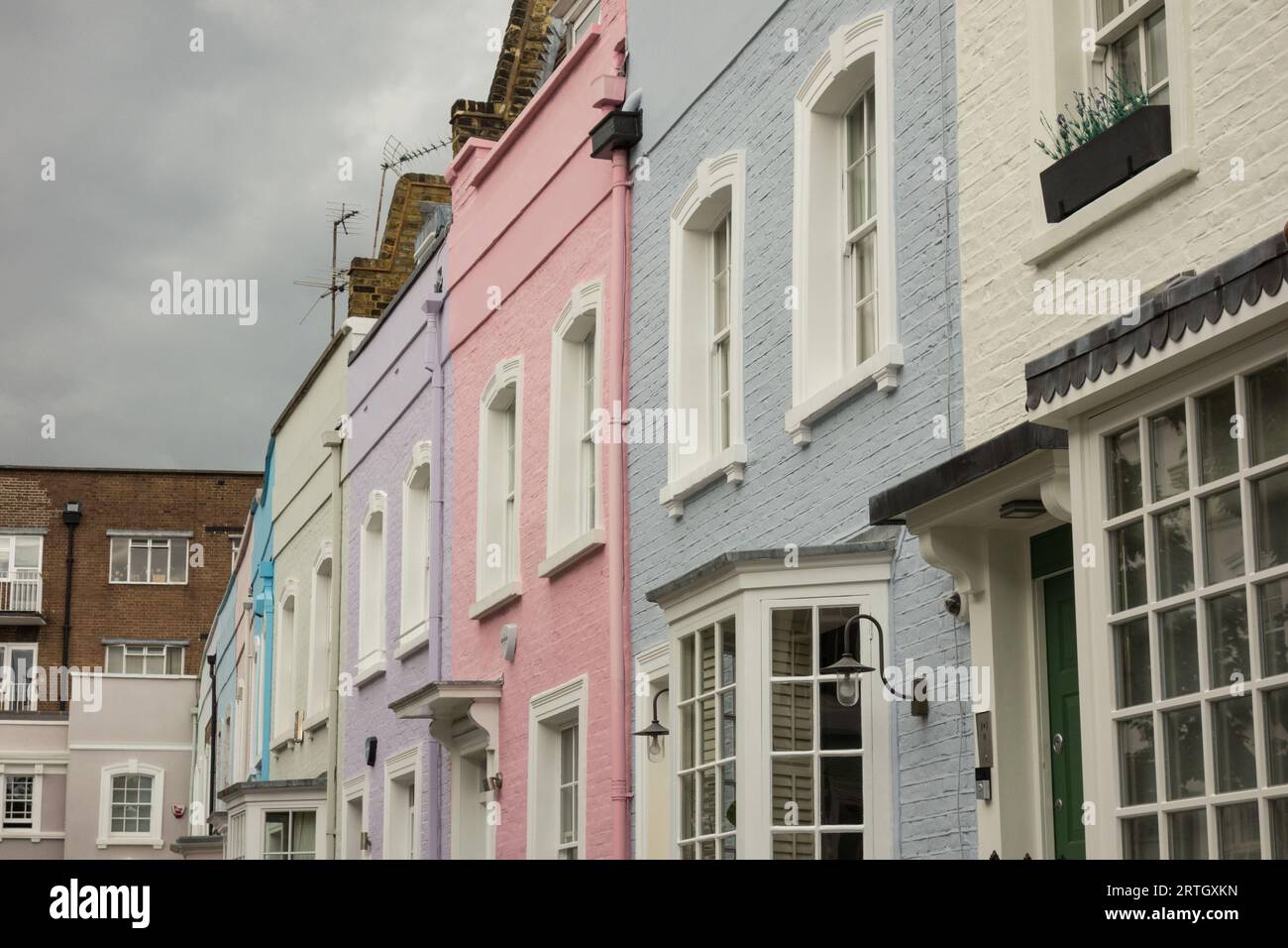 Maisons mitoyennes colorées sur Bywater Street, Chelsea, Londres, SW3, Angleterre, Royaume-Uni Banque D'Images
