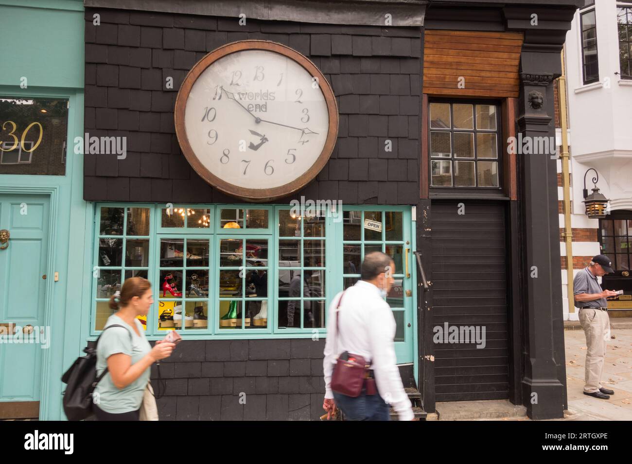 Boutique Vivienne Westwood's World's End et cadran d'horloge analogique recto-verso, 430 King's Road, Chelsea, Londres, Angleterre, ROYAUME-UNI Banque D'Images