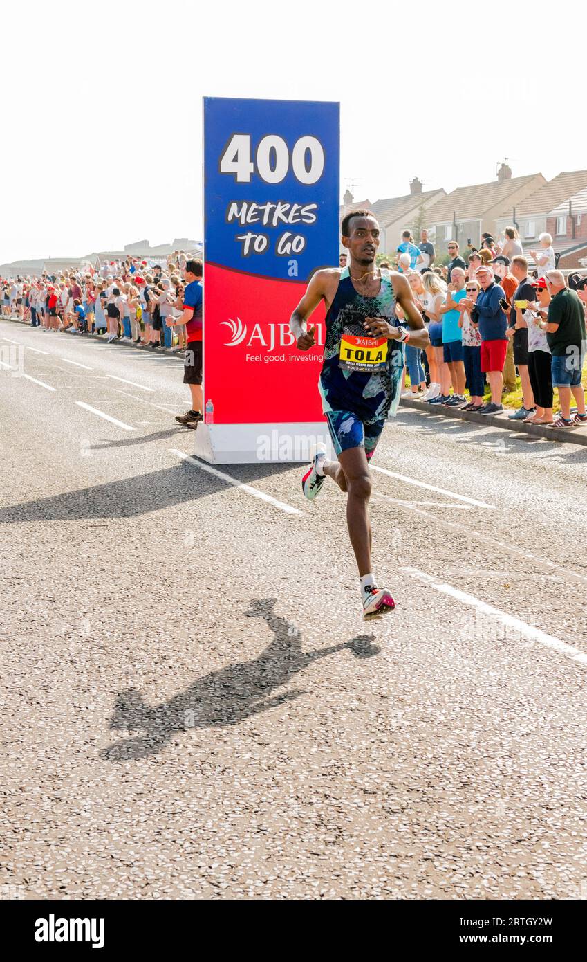 Tamirat Tola, coureur de fond, termine premier du semi-marathon Great North Run 2023. Banque D'Images