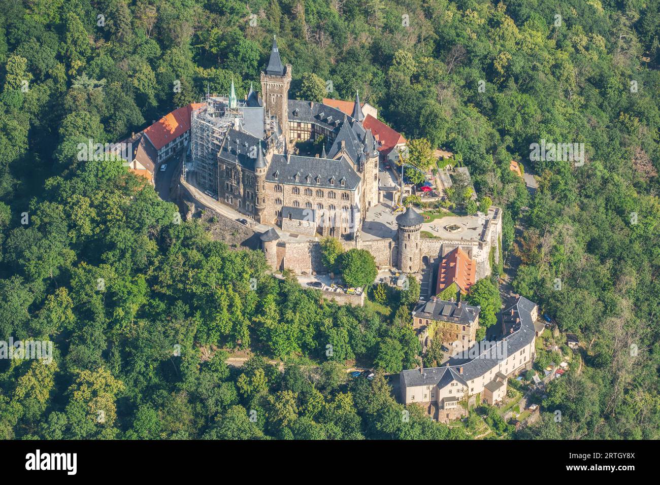 Vue aérienne du château de Wernigerode, au-dessus de la ville. Parapente sur Wernigerode dans les montagnes du Harz, Saxe-Anhalt, Allemagne centrale. Banque D'Images