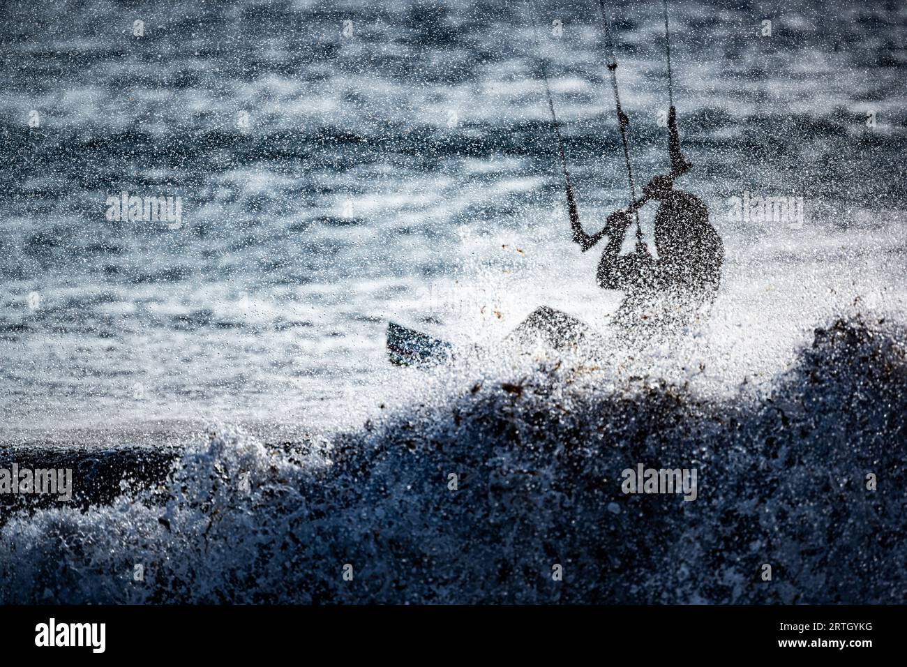 Kitesurf sur la plage de Tarifar, Tarifa Espagne Banque D'Images