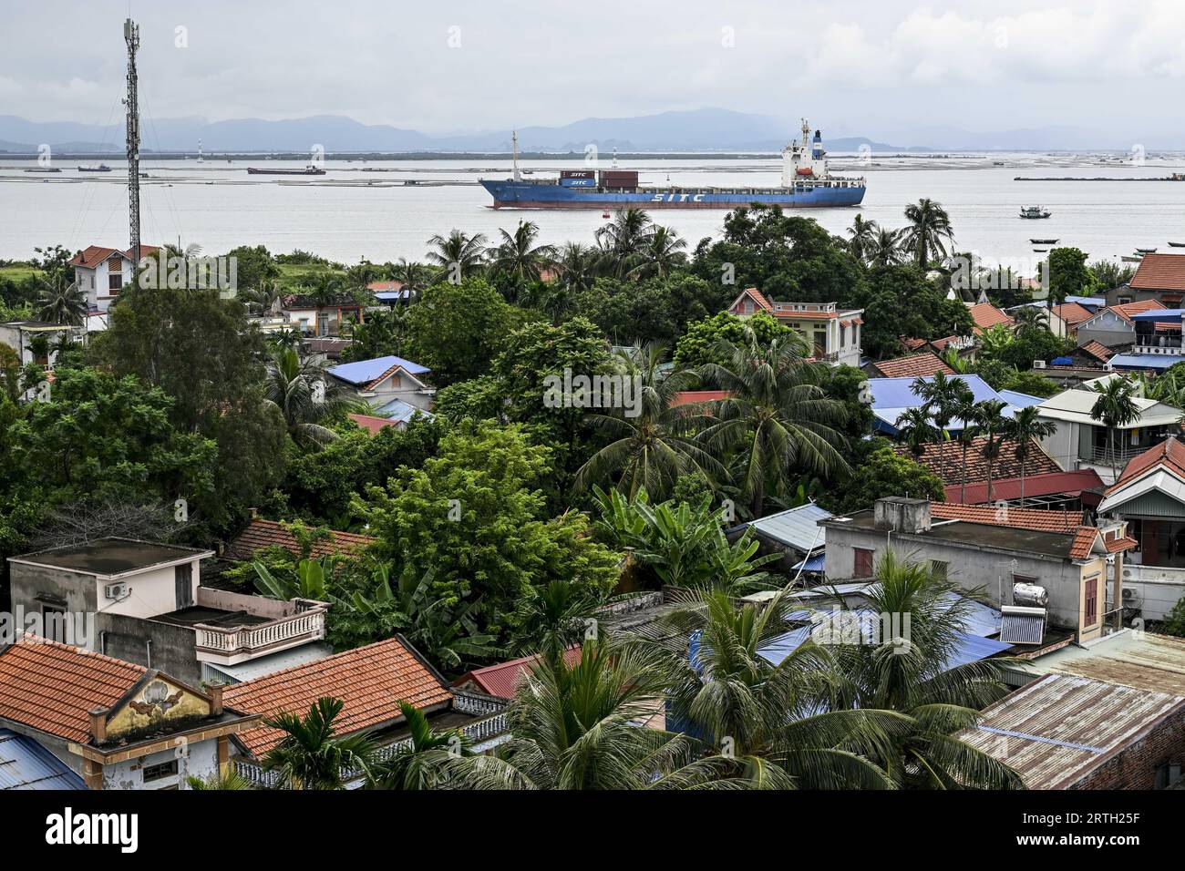 Haiphong, Vietnam. 13 septembre 2023. L'illustration montre le port de Haiphong lors d'une mission commerciale du gouvernement flamand au Vietnam, mercredi 13 septembre 2023. BELGA PHOTO DIRK WAEM crédit : Belga News Agency/Alamy Live News Banque D'Images