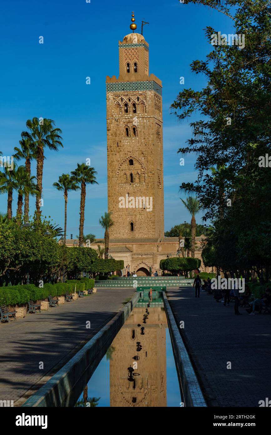 Afrique du Nord. Maroc. Marrakech. Le minaret de la mosquée Koutoubia avec jardins et canaux. Banque D'Images