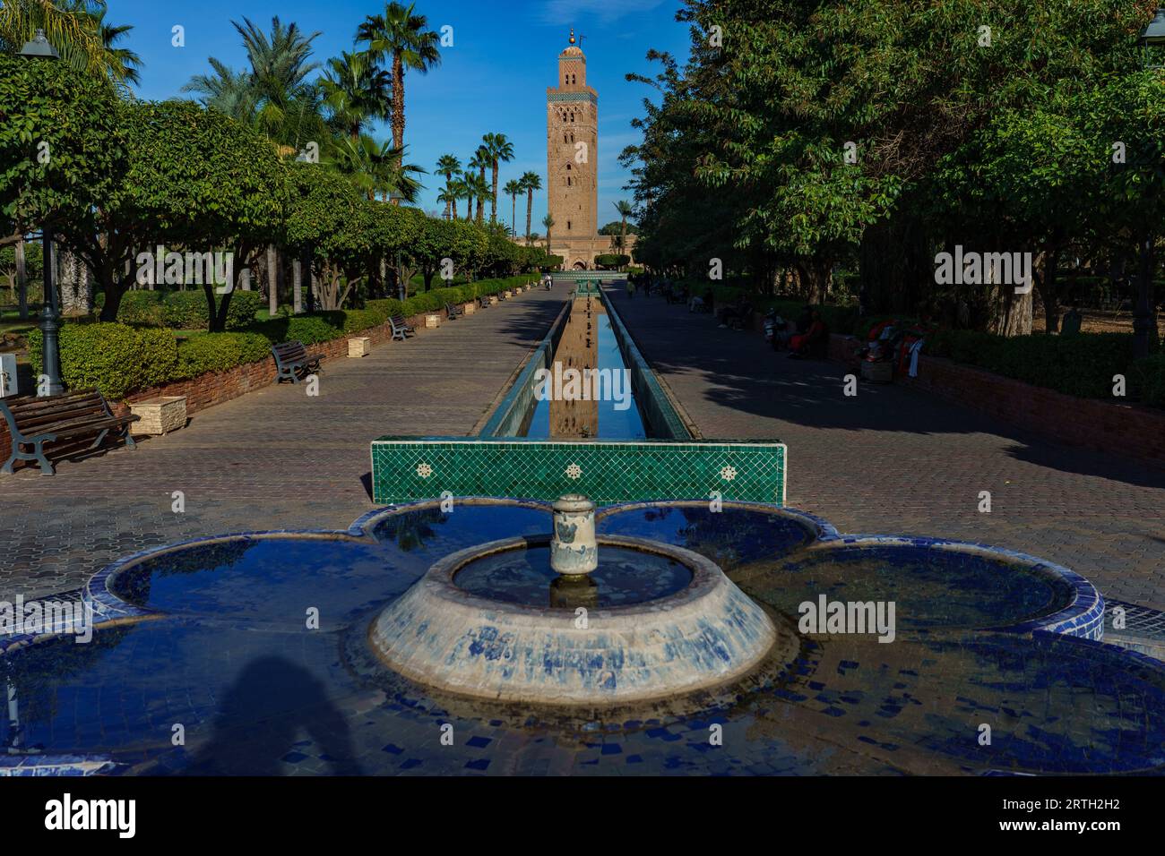 Afrique du Nord. Maroc. Marrakech. Le minaret de la mosquée Koutoubia avec jardins, fontaine et canaux. Banque D'Images
