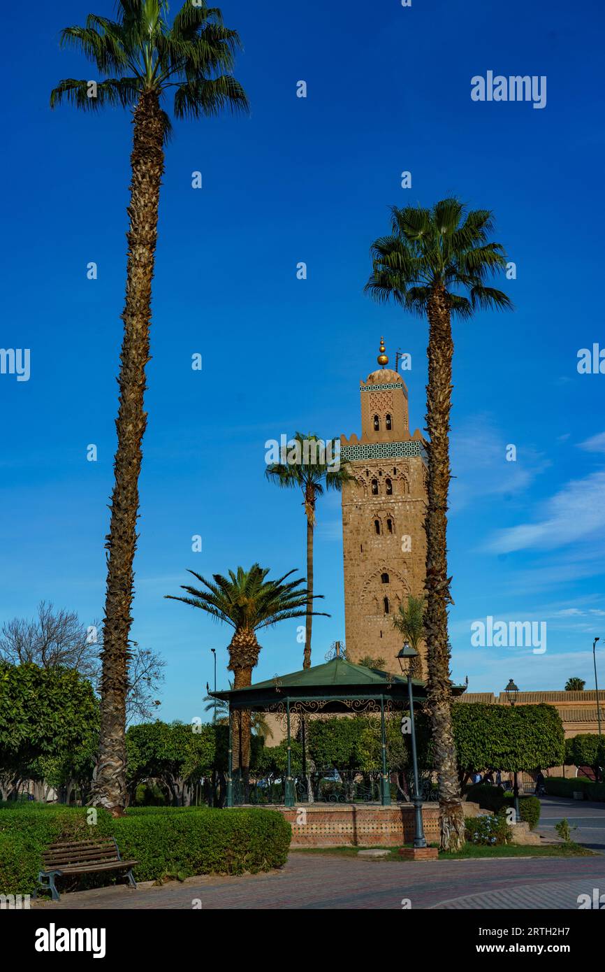 Afrique du Nord. Maroc. Marrakech. Le minaret de la mosquée Koutoubia avec jardins Banque D'Images