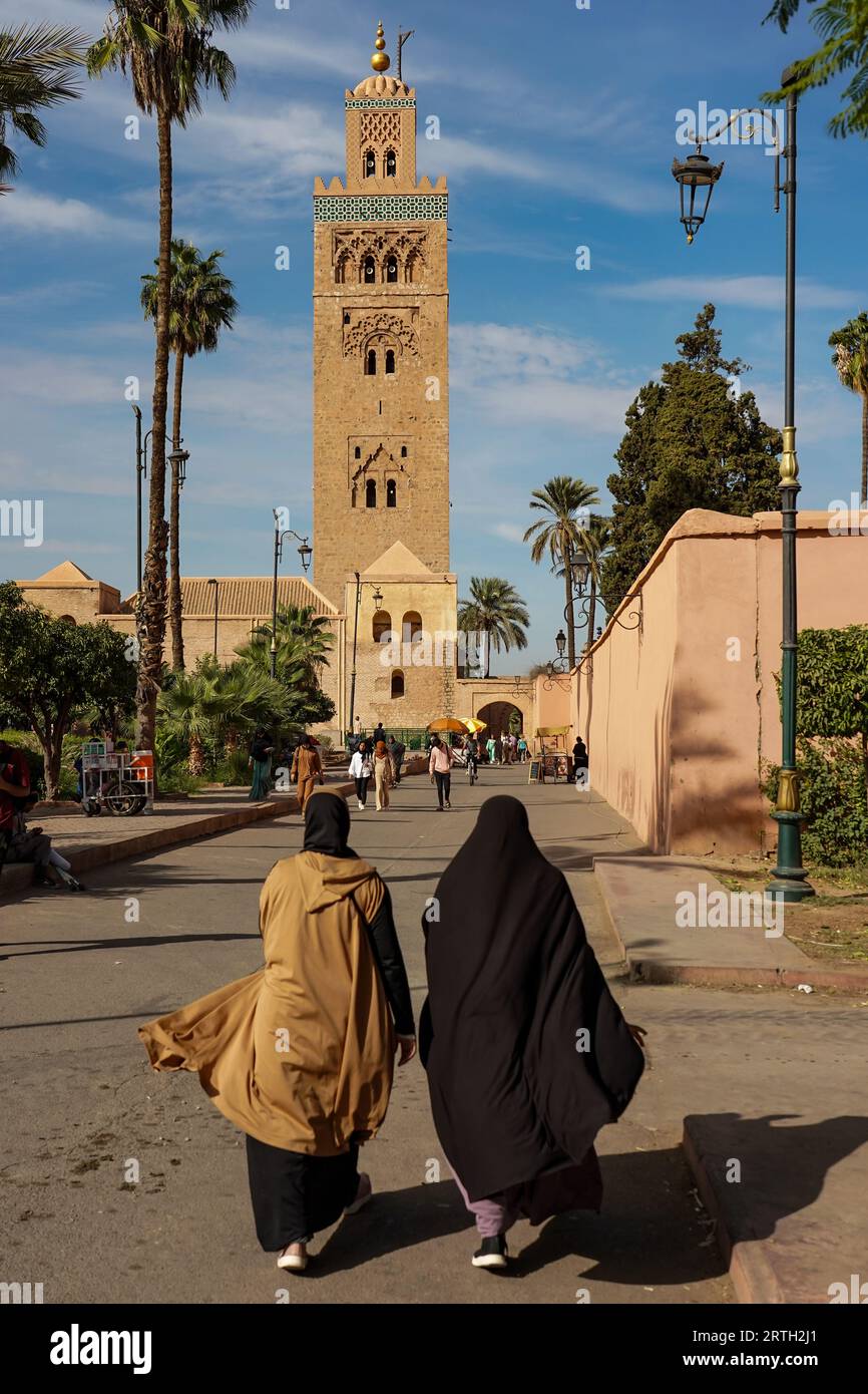 Afrique du Nord. Maroc. Marrakech. Deux musulmanes marchent vers la mosquée Koutoubia Banque D'Images