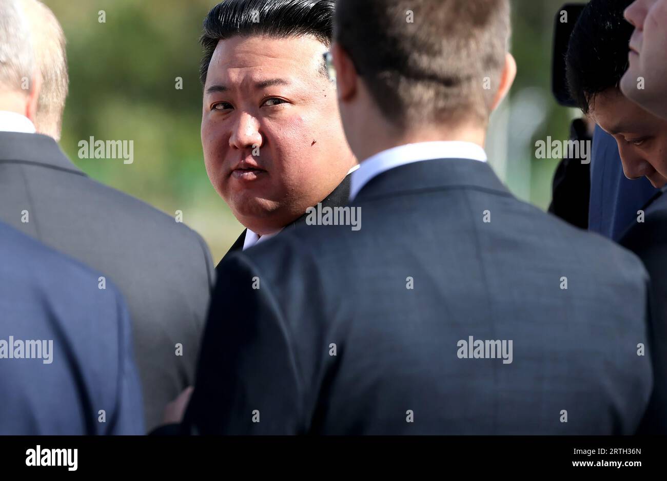 Amour, Fédération de Russie. 13 septembre 2023. Le dirigeant nord-coréen Kim Jong-un arrive pour rencontrer le président russe Vladimir Poutine le 13 septembre 2023 au cosmodrome de Vostochny dans la région de l'Amour, en Russie. Les pourparlers entre les deux dirigeants pourraient aboutir à un accord sur les armes, le dirigeant nord-coréen Kim Jong un ayant offert au président russe Vladimir Poutine le « soutien indéfectible » de son pays au « combat sacré » de la Russie. Kim a déclaré que la Corée du Nord "se tiendra toujours aux côtés de Moscou" dans sa "lutte contre l'impérialisme". Photo de Kremlin POOL/ crédit : UPI/Alamy Live News Banque D'Images