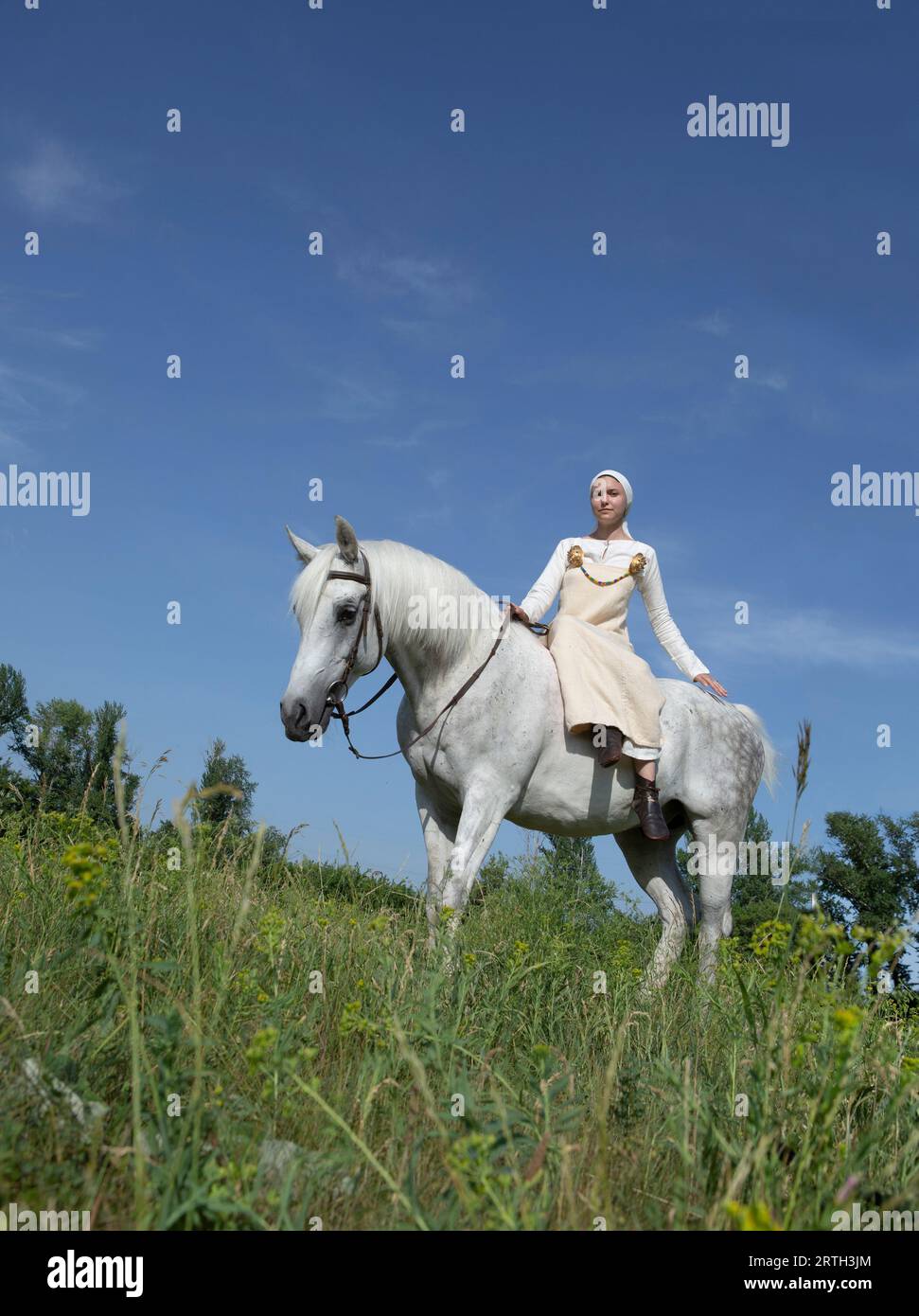 Viking ou varyag fille monter à cheval nu-back. Costume historique, femme médiévale, mode du 11e siècle Banque D'Images