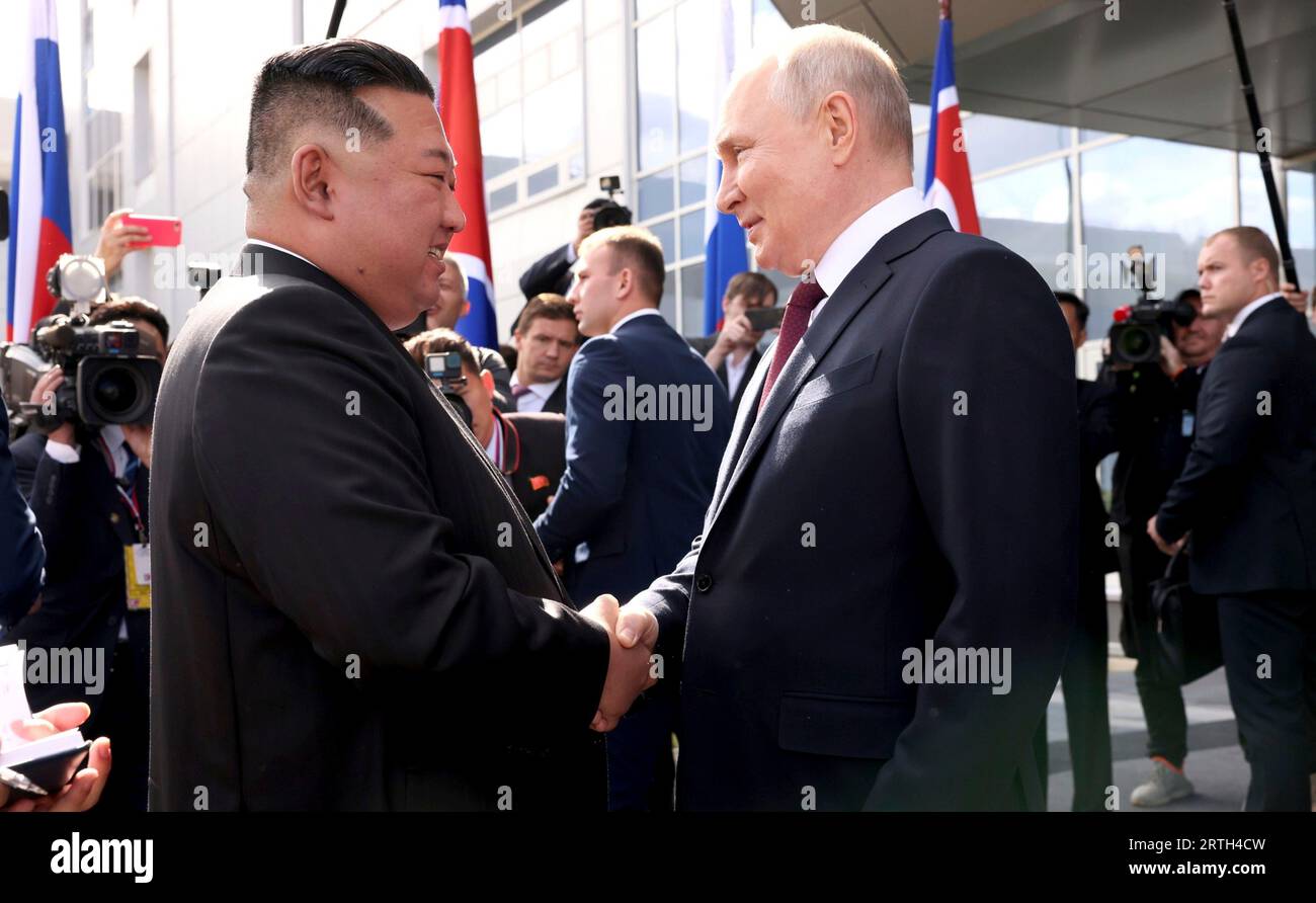 Cosmodrome de Vostochny, Russie. 13 septembre 2023. Le président russe Vladimir Poutine, à droite, accueille le dirigeant nord-coréen Kim Jong-un, à gauche, à son arrivée au cosmodrome de Vostochny, le 13 septembre 2023 dans la région de l’Amour, en Russie. Crédit : Mikhail Metzel/Kremlin Pool/Alamy Live News Banque D'Images