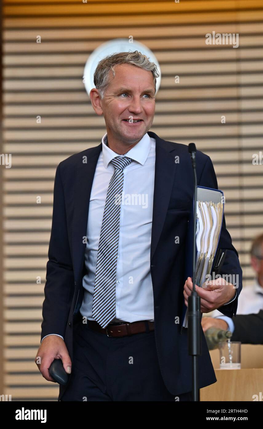 13 septembre 2023, Thuringe, Erfurt : Björn Höcke, chef du groupe parlementaire AfD, vient au Parlement de Thuringe pour une session de questions-réponses. Le leader de l'AfD de Thuringe, Höcke, doit être jugé pour utilisation de symboles d'organisations inconstitutionnelles. Le tribunal régional de Halle a admis le cas de l'accusation, a annoncé un porte-parole du tribunal le même jour. Höcke aurait utilisé un slogan interdit du Sturmabteilung (sa) du NSDAP dans un discours. Photo : Martin Schutt/dpa Banque D'Images