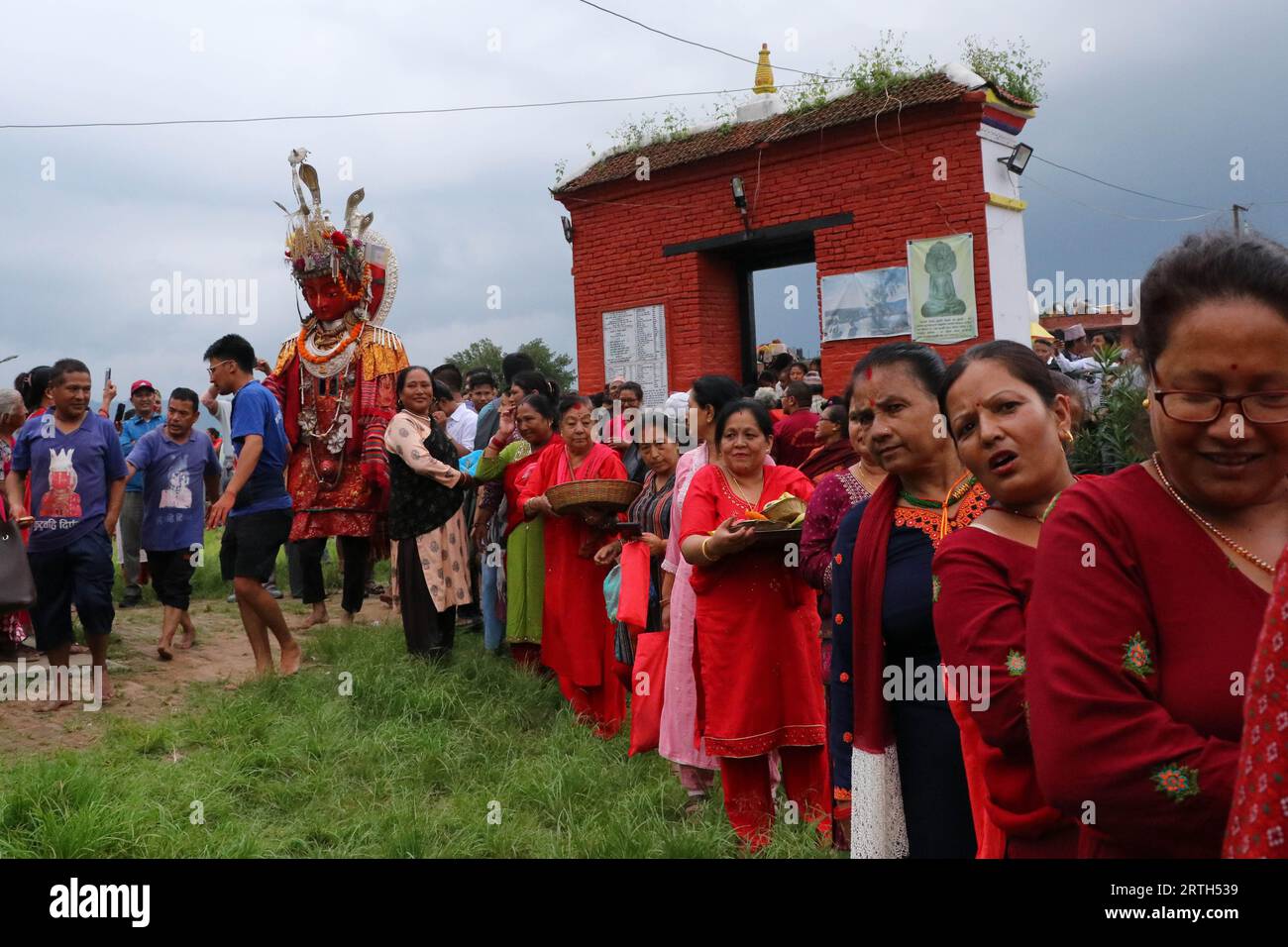 Bhaktapur, Népal. 12 septembre 2023. Le 12 septembre 2023, à Bhaktapur, Népal. Les femmes attendent pour adorer 'Dipankar Bouddha' à l'occasion du festival 'Pancha Daan'. A l’occasion de ce festival, les dévots font don de cinq produits essentiels pour le bien-être de la communauté comme le paddy, les graines de riz, les céréales, l’argent, le sel, et pulsations. (Photo de Abhishek Maharjan/Sipa USA) crédit : SIPA USA/Alamy Live News Banque D'Images