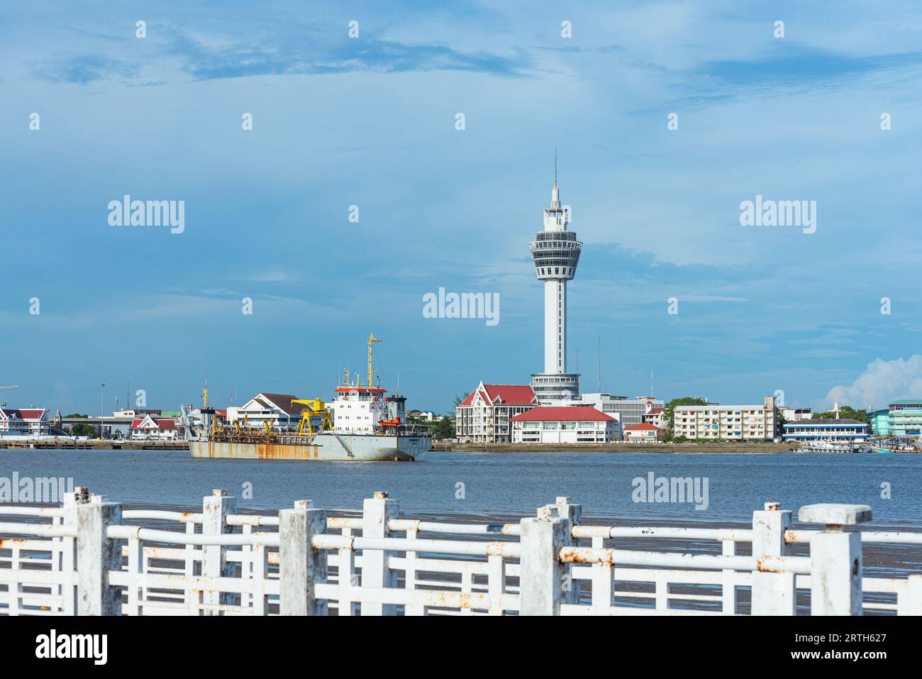 Samut Prakan, Thaïlande - 12 mai 2023 : riverside de Samut Prakan avec la tour Samut Prakan, une vue de Phi Suea Samut fort Pier. Banque D'Images