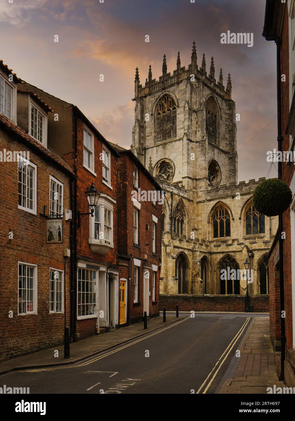 Vue le long de Ladygate à l'église St Mary dans la très belle ville du Yorkshire marché de Beverley. Banque D'Images