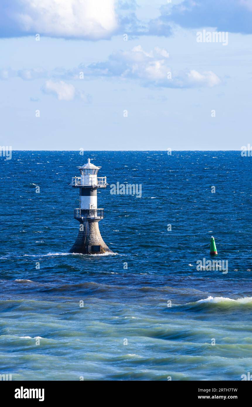 Phare à l'entrée du port de Trelleborg, comté de Skane, Suède. Banque D'Images