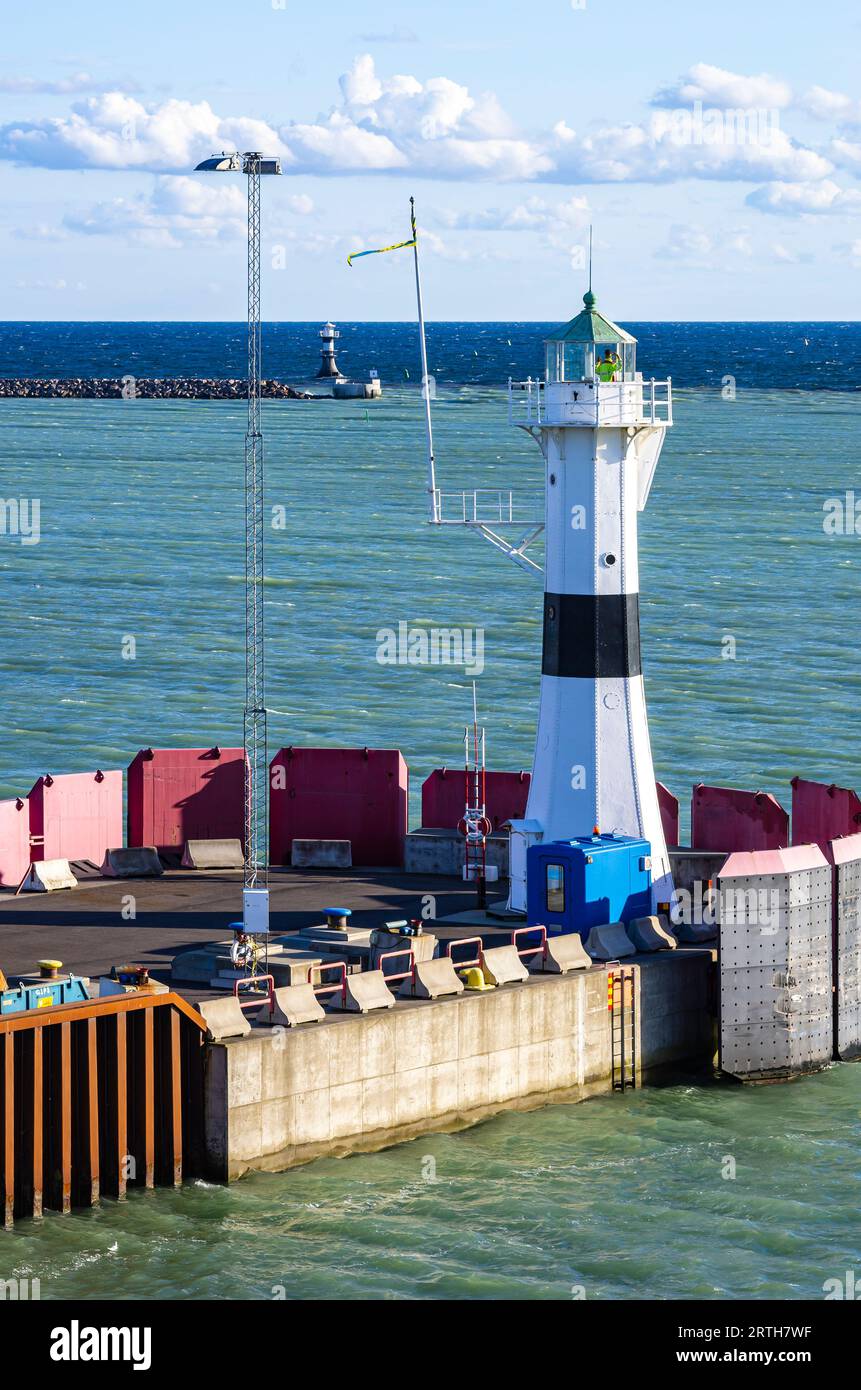 Le phare de Trelleborg Östra est un phare octogonal blanc situé sur la jetée orientale du port de Trelleborg, dans le comté de Skane, en Suède. Banque D'Images