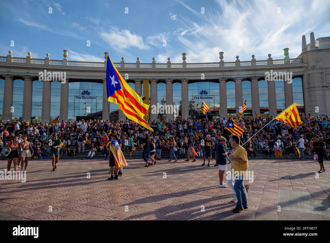 Barcelone, Catalogne, Espagne - 11 septembre 2023 : les gens sur la place Espagne attendent de voir la manifestation d'indépendance de la fête nationale de Catalogne Banque D'Images