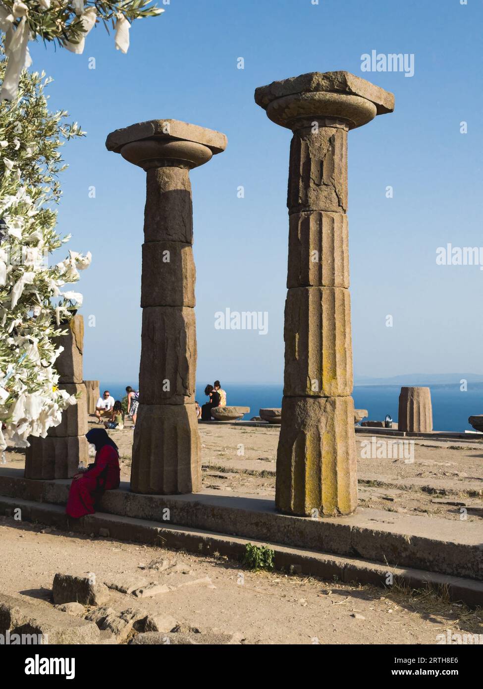 Anciennes colonnes du temple d'Athéna, Assos, Canakkale, Turquie , le temple d'Athéna dans le site archéologique de l'ancien Assos à Behramkale, Turquie. H Banque D'Images