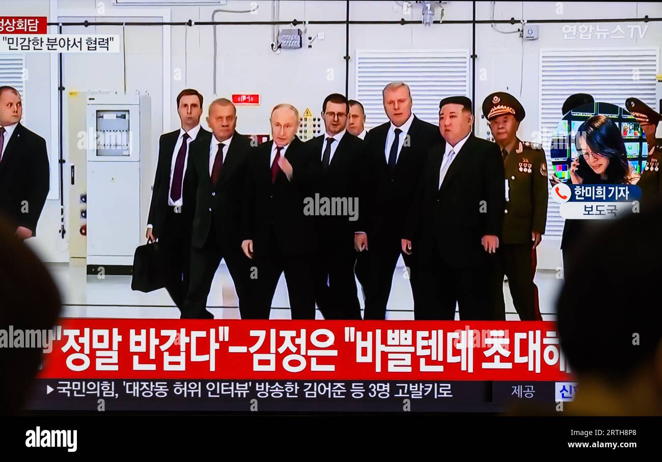 Un écran de télévision montre le compte-rendu d'une rencontre entre le dirigeant nord-coréen Kim Jong un et le président russe Vladimir Poutine au centre spatial du cosmodrome de Vostochny dans la région de l'Amour en Russie lors d'une émission d'information à la gare ferroviaire de Yongsan à Séoul, en Corée du Sud. Le dirigeant nord-coréen Kim Jong un et le président russe Vladimir Poutine ont entamé leurs rares pourparlers au centre spatial russe Vostochny le 13 septembre, selon les médias russes, alors que les deux dirigeants isolés pourraient faire avancer une négociation sur les armes et renforcer la coopération militaire. Banque D'Images