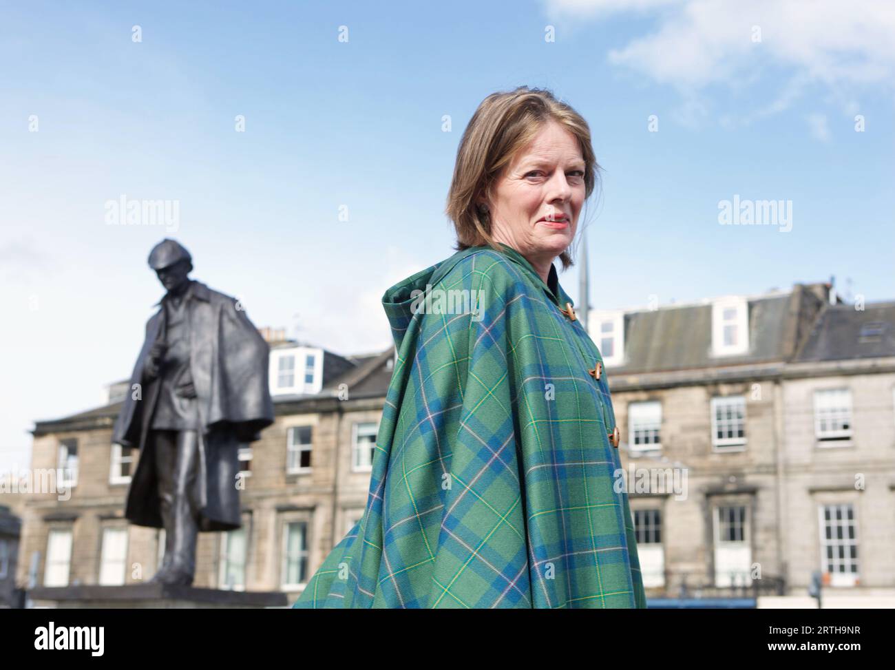Édimbourg, Royaume-Uni 13 septembre 2023 : la belle-petite-fille de Conan Doyle et designer du tartan Sherlock Holmes Tania Henzell au retutrn de la statue Holmes à la place Picardie après des travaux routiers. Photo : DB Media Services / Alamy Live Banque D'Images